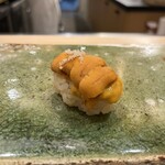 鮨 七海 - こちらは馬糞雲丹。塩で食べる雲丹。塩が雲丹の甘さを引き立てます。美味すぎる。