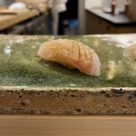 鮨 七海 - クエを食え！こんなに包丁入ってるのに物凄い弾力！