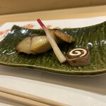 鮨 七海 - サワラの西京焼き（なんなら最強焼き）。ふっくらでめちゃくちゃ美味しい。干し柿のバターロールも美味しい。こんな食べ物あるんですね。はじかみ生姜も美味しくて丸々食べてしまいました。