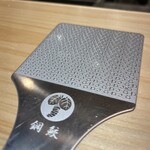 鮨 七海 - おろし金。わさびの文字がかわいい