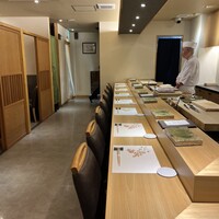 鮨 七海 - 立派なカウンター、シンプルで綺麗な店内