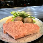 鉄板焼 石狩 - 石狩厳選 A-5 北海道敷島ファーム産黒毛和牛「白老和牛」
      サーロインステーキ100g