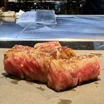 鉄板焼 石狩 - 石狩厳選 A-5 北海道敷島ファーム産黒毛和牛「白老和牛」
      サーロインステーキ100g