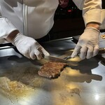 鉄板焼 石狩 - 石狩厳選 A-5 北海道敷島ファーム産黒毛和牛「白老和牛」
      サーロインステーキ100g