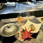 鉄板焼 石狩 - 北海道恵庭産ドナルドサーモンのタルタル
      松茸のブラン
      秋刀魚の梅煮