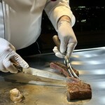 鉄板焼 石狩 - 石狩厳選 A-5 北海道敷島ファーム産黒毛和牛「白老和牛」
      サーロインステーキ100g