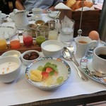 イグレック - コンソメスープとどこ産だったか忘れた半熟卵。面白い道具で卵の殻の上部を割ってスプーンで頂きます。好みで卓上のお塩を使用。