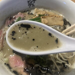 煮干しのビリー - 煮干し豚骨スープにマー油