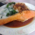 カルフール - メイン皿〝塩鮭〟アップ。　※鮭がデカい！