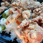 鹿沼まちの駅弁 もうもう亭 - 断面…もも肉ジューシー、鶏皮美味しかった