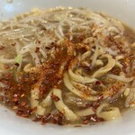 ラーメン二郎 - 唐辛子と一味でピリッと