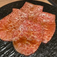 焼肉ホルモン 稲田 - シンシン2,800円
                      三重 伊勢水沢牛
                      薄切り