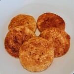 三代目満作 - 満作せんべい醤油味 5枚入り700円
