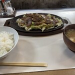 左雨 - 生姜焼き定食到着