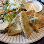 小鮎 - カットされた切り身が6切れ揚がってた。