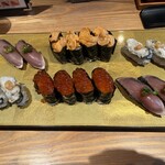 築地玉壽司 みなとみらい店 - 最初にいただけるお寿司。これはおかわり不可！