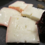 湘南ファーム - 酒樽という名称の日本酒で表面を洗ったウォッシュタイプチーズ