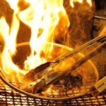 ごて王 - 料理写真:みやざき地頭鶏の炭火焼の調理風景