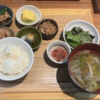 出汁しゃぶおばんざい おかか 東京 - なんでこんなバランスの悪い配置で持ってくるかな〜と思ってしまいました・・・数分後に店内にガチャンと響き渡る音。