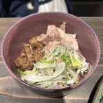 鴨とSAKE 蔵前店 - つけつゆの薬味とトッピング鴨肉