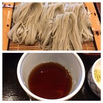 小千谷そば角屋 - 麺のアップ・蕎麦つゆ