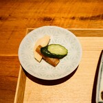 食堂わた - 一品料理とも言える"箸休めのお漬物"は、三種。