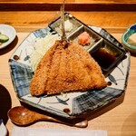食堂わた - お料理の色合いも考えられた器選びにも、"花器"に触れてきた大将の心遣いを感じられます。
