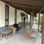 はちのたね - 入り口の両脇に屋外席　日差しが長いので雨の心配は無し