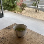 はちのたね - 屋外席でお茶を頂き、出来上がるのを待つことに