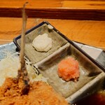 食堂わた - 三種類の味で楽しめる仕切り皿。