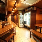 とりきん - カウンター１０席ほどと８人掛けのテーブル２つございます