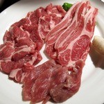 赤丸ヂンギス - ジンギスカン（肩ロース、特選ロース、テンダーロイン、野菜三種盛、特製りんごのタレ）①