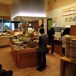 ひな野 - 平日ランチ1,566円、土日祝ランチ1,620円、ディナー1,998円で食べ放題、ソフトドリンク飲み放題です。ビュッフェカウンターから好きなものを各自取っていくというシステム。