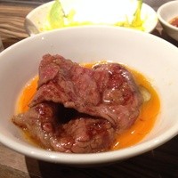 焼肉 ジャンボ はなれ - 生卵に入れて食す。
