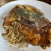 お好み焼 てぼ - 思った以上にデカい皿にどっさり乗ったお好み焼き＋焼きそば