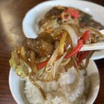 お好み焼 てぼ - 焼きそばには野菜や豚肉が沢山