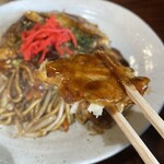 お好み焼 てぼ - お好み焼き生地にはそれほど具は入っていません