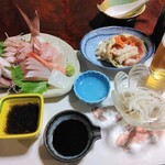 池田屋旅館 - 夕食のお造り盛り合わせ、ズワイガニ、カマスの南蛮漬け、もずく酢