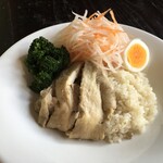 T’s Cafe - ワンプレートランチ（カオマンガイ）です。鶏肉は、柔らかく茹でご飯は鶏のスプで炊いています。ハーブも香ります。