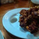 らーめん あお屋 - 塩胡椒を付けて食べるスタイルだけど衣にも味はしっかり付いてました。