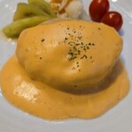 キッチン ブルー グローブ - 正面から、彩り鮮やかなオレンジソース