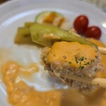 キッチン ブルー グローブ - チーズソースをタップリ乗せて