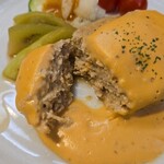 キッチン ブルー グローブ - 柔らかハンバーグをカット