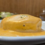 キッチン ブルー グローブ - 正面から、真ん中ぎ膨らんだハンバーグは、焼いていない？