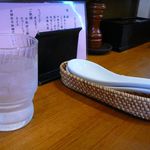 麺匠 玄龍 - お冷とレンゲ＠2014/5