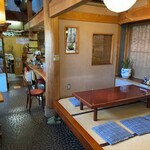 久良一 - 店内は、お座敷とカウンター席もあります。