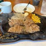 ハンバーグマン - ハンバーグは店員さんが中央に焼き目が入る様に目の前で半分にカットしてくれました。