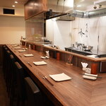 秀 - カウンター12席のみです。