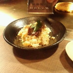 鉄板人 - フォアグラのリゾットです。写真のアングルで器がとても小さく見えますが、量は十分でした。鉄板で焼くので程よい焦げ目があって、チーズの風味が最高です。フォアグラは潰してライスに混ぜると旨味が一段とアップ♪