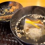 みつき - ③蟹味噌入り松葉蟹胴身の真薯、松茸載せ、刻み松茸軸入り、利尻昆布&鮪節&鰹節のお出汁のお椀
      利尻昆布らしい香りと輪郭のハッキリした旨み
      鮪節か血合抜きした鰹節か悩む、お伺いすると8:2のブレンドでした